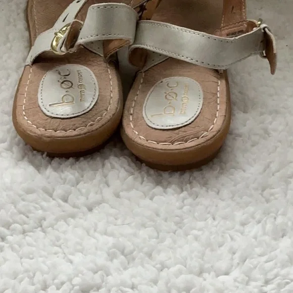 b.o.c. White and Tan Floral Cutout Sandals Size 9 - Picture 5 of 7